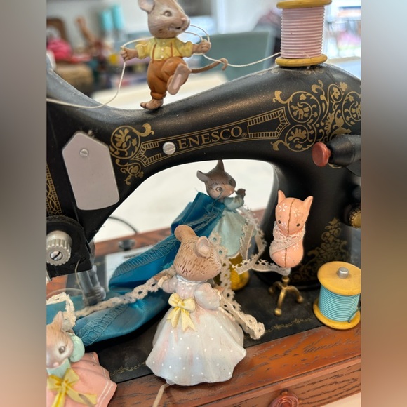 Vintage 1989 Karen Hahn ENESCO Mice Sewing Machine Musical Figurine collectible - Picture 3 of 9